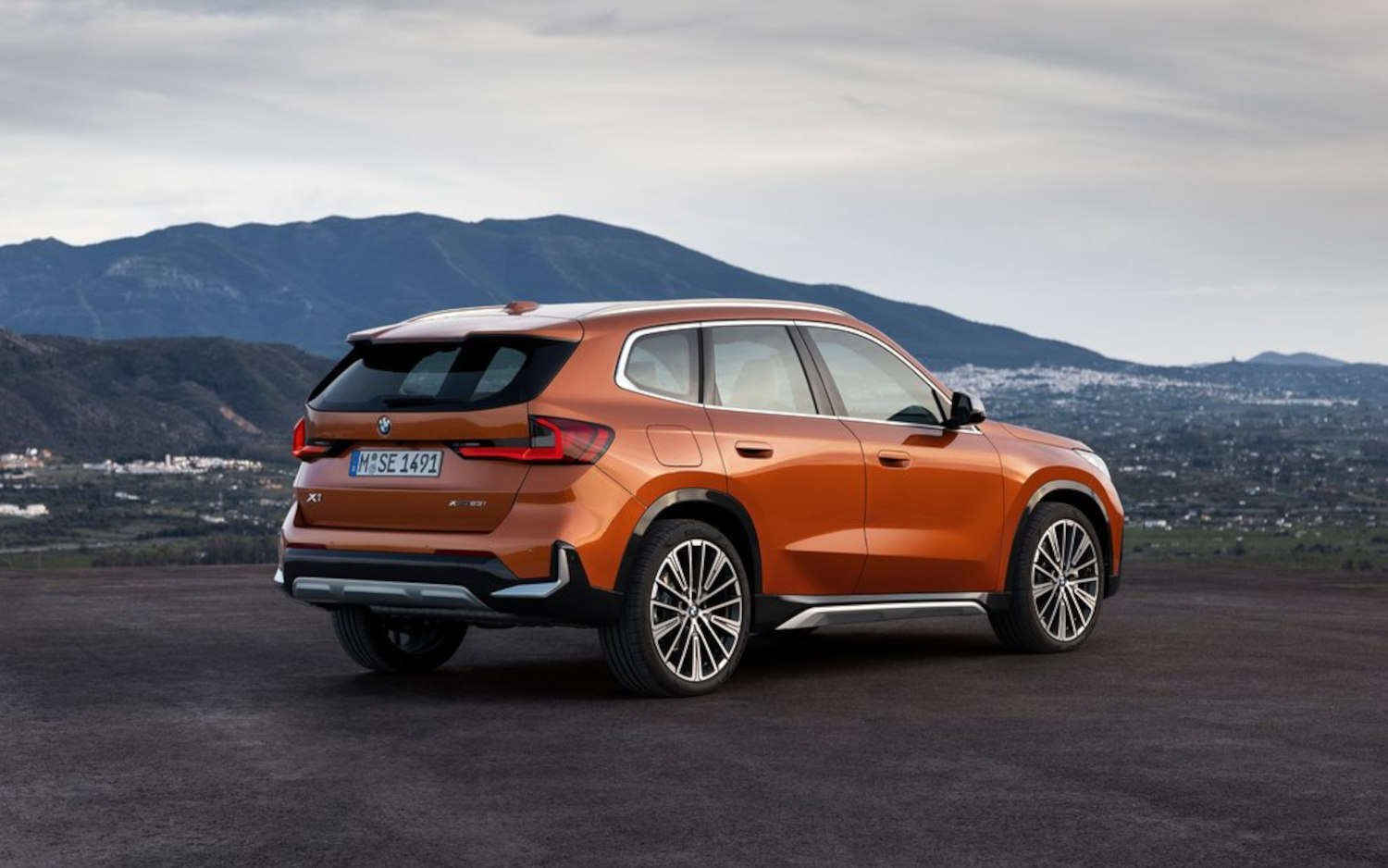 Comparison BMW X1 xDrive 23i M Sport 2023 vs Mazda CX60